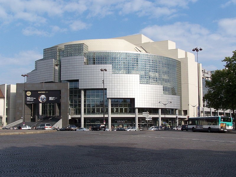 Opéra Bastille, construída em 1989 para comemorar os 200 anos da Revolução Francesa.