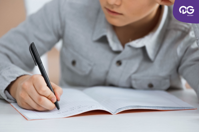 Concordância nominal e verbal: um rapaz escrevendo em um caderno.