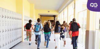Curso preparatório para o Enem: imagem de vários estudantes correndo pelo corredor de uma escola
